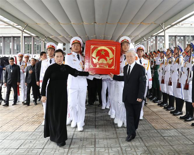La presidenta de la Asamble Nacional, Nguyen Thi Kim Ngan y el secretario general del Partido Comunista de Vietnam, Nguyen Phu Trong, acompañan al féretro del presidente Tran Dai Quang (Fuente: VNA)