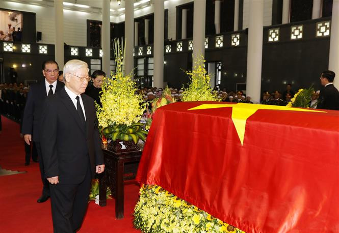 Altos dirigentes vietnamitas rinden homenaje póstumo al presidente Tran Dai Quang antes del traslado de su féretro (Fuente: VNA)