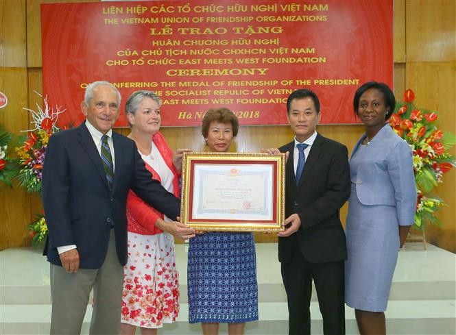 La Unión de Organizaciones de Amistad de Vietnam (VUFO) organizó la ceremonia de entrega de la Medalla de la Amistad a la organización no gubernamental estadounidense East Meets West Foundation (EMWF), por su contribución al progreso socioeconómico de Vietnam, del 13 de septiembre de 2018 en Hanoi (Fuente: VNA)