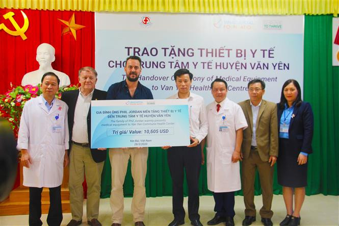 Phil Jordan, ciudadano australiano participó en la carrera para recaudar fondos en línea y, donó equipos médicos valorados en más de 10 mil dólares al Centro Médico del distrito de Van Yen en la provincia norvietnamita de Yen Bai a través de la fundación no gubernamental VinaCapital (Foto: VNA)