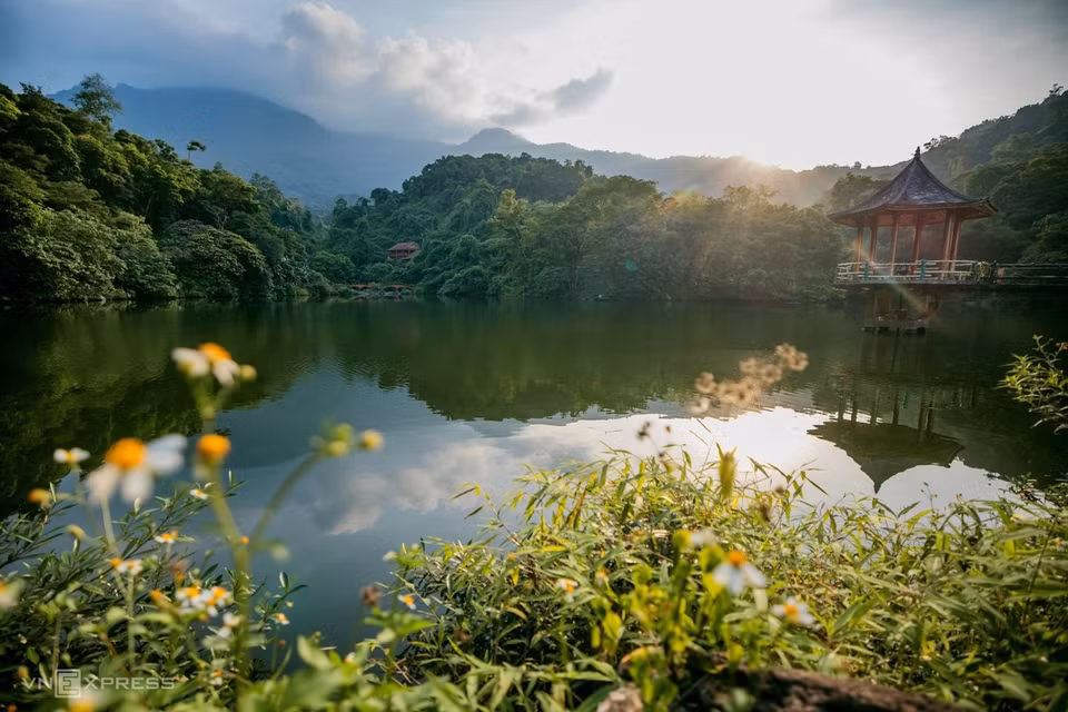 "Vong Lau", donde los turistas salen a disfrutar del paisaje y el lago azul en Ha Son. Esta zona tiene paisajes encantador (Foto vnexpress.net)es y pequeños arroyos.