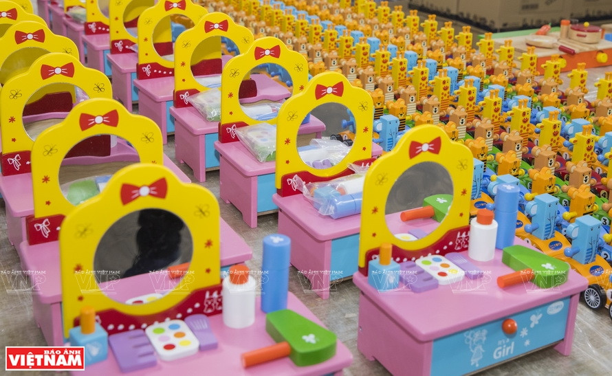Los productos de útiles escolares y juguetes para niños de la compañía Duc Thanh son populares en el mercado mundial (Foto: VNA).