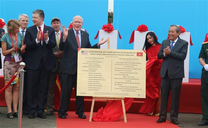 La Agencia de los Estados Unidos para el Desarrollo Internacional (USAID, en inglés) y la Fuerza de Defensa Aérea-antiaérea de Vietnam celebraron la ceremonia de inauguración del proyecto de tratamiento de dioxinas en el aeropuerto de Bien Hoa, en la provincia sureña de Dong Nai, el mayor foco de contaminación por dioxinas de Vietnam, el 20 de abril de 2019 (Foto: VNA)