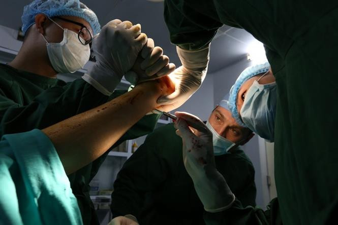 El Hospital de Ortopedia y Rehabilitación Funcional de Hanoi en colaboración con la Sociedad Estadounidense de Tobillo y Pie Ortopédico (AOFAS), realizó exámenes y cirugías gratuitas para sujetos con malformaciones del sistema de movimiento y personas discapacitadas (Fuente: VNA)
