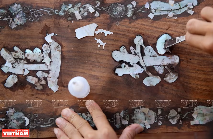 Etapa de terminación del producto de mosaico de la aldea de artesanía de madera de Hai Minh (Foto: VNA)