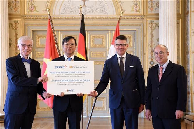 El gobierno del estado alemán de Hesse y el Grupo Messer donaron 160 mil kits de prueba rápida para el virus SARS-Cov-2 con un valor total de unos 500 mil euros a Vietnam, para unir esfuerzos con el fin de apoyar al pueblo de la nación indochina en la lucha contra la pandemia (Foto: VNA)