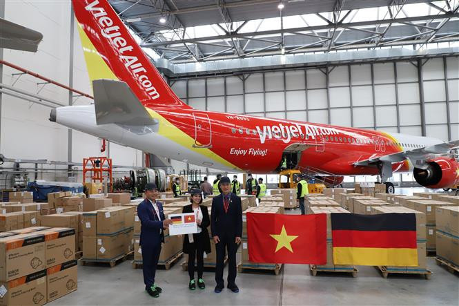 Ceremonia para recibir 10 toneladas de productos para apoyar las labores de prevención y control del COVID-19 en Vietnam, el 17 de agosto de 2021, en Alemania (Foto: VNA)