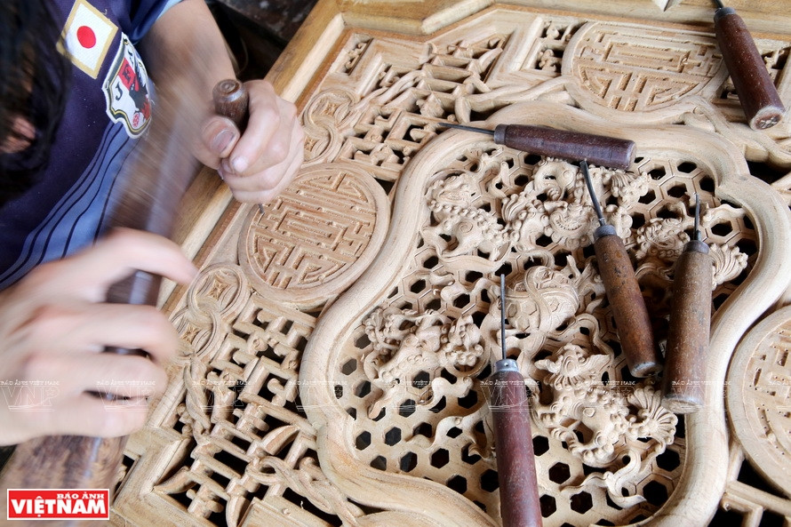 Artesanos de la aldea de oficio tradicional en madera de Vietnam (Foto: VNA)