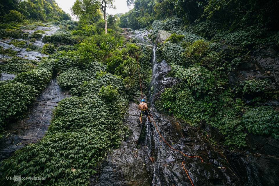 La escalada en la cascada no es para personas que teman a las alturas y con antecedentes de enfermedades cardiovasculares (Foto vnexpress.net)