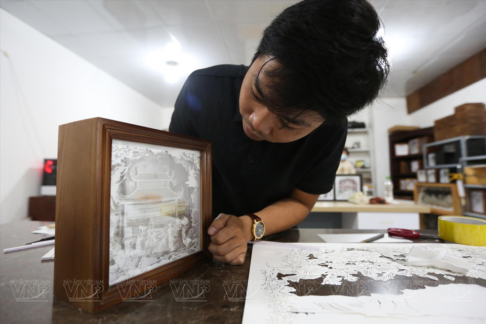 La lámpara de papel 3D de Duy combina el arte de plegar el papel al modo del origami japonés, las marionetas de sombras chinas y las linternas vietnamitas (Fuente: VNA)