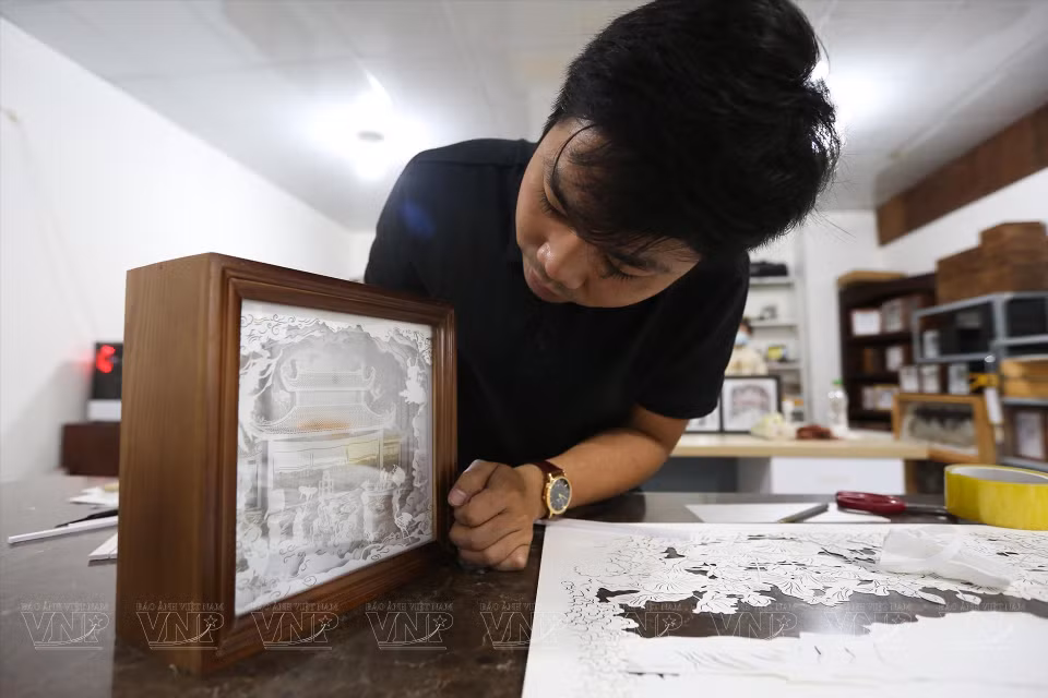 La lámpara de papel 3D de Duy combina el arte de plegar el papel al modo del origami japonés, las marionetas de sombras chinas y las linternas vietnamitas (Fuente: VNA)