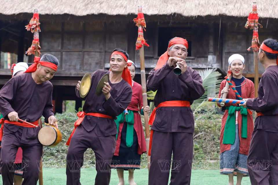 Al cantar esta melodía, los miembros de la etnia minoritaria Tho también bailan. Los bailes de nanas, de sembrar arroz o de atrapar ranas son muy asociados a esta canción popular (Fuente: VNA)