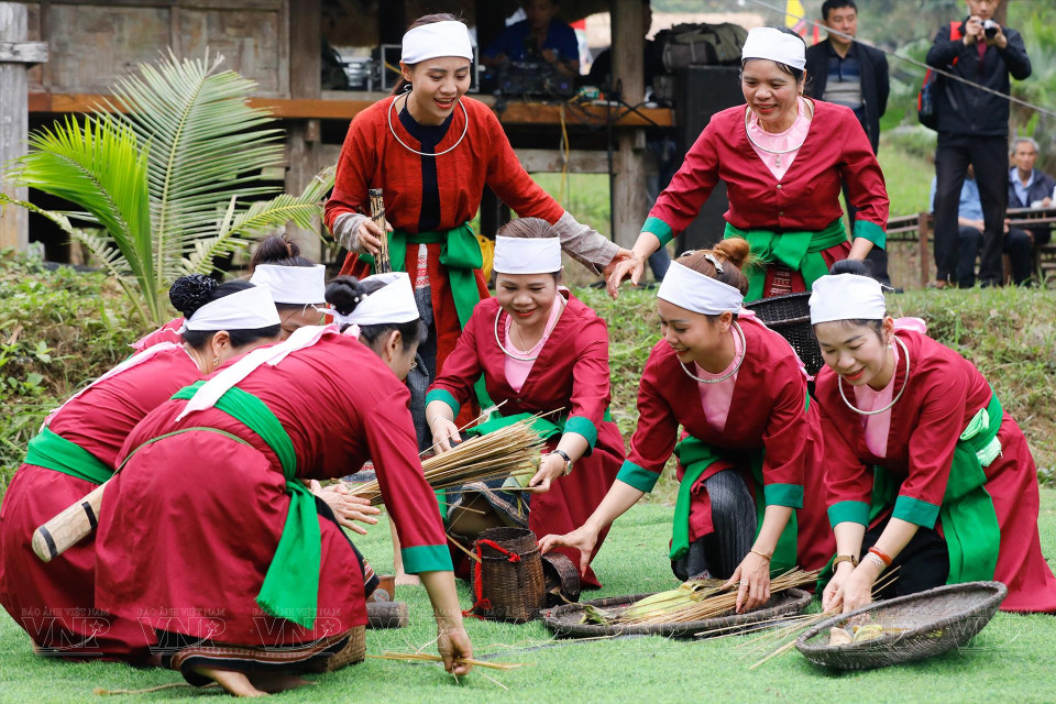 Al cantar esta melodía, los miembros de la etnia minoritaria Tho también bailan. Los bailes de nanas, de sembrar arroz o de atrapar ranas son muy asociados a esta canción popular (Fuente: VNA)