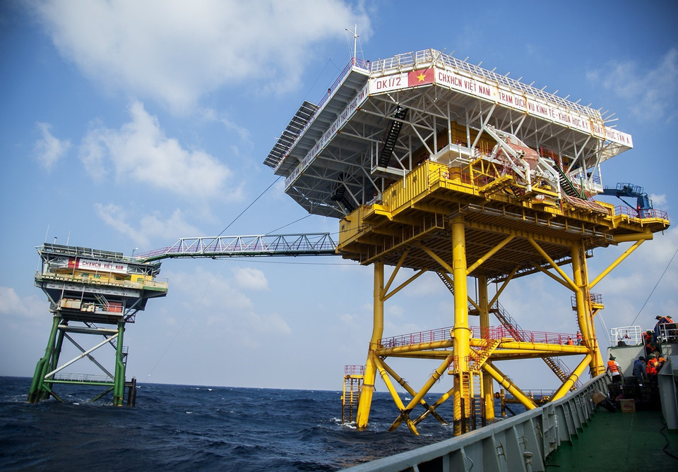 Las plataformas DK1 son construidas sobre arrecifes de coral con una profundidad de 15 a 30 metros y administradas por oficiales y soldados de la Zona 2 de la Armada nacional. Esta es la plataforma DK1/2 en el conjunto de Phuc Tan (Fuente: VNA)