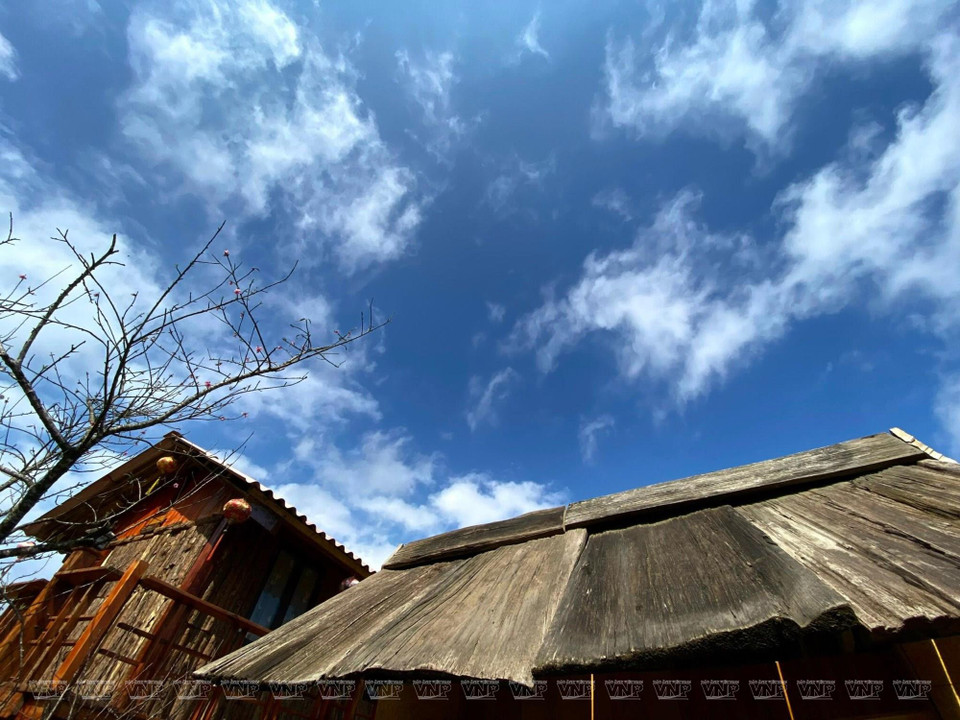 Nubes blancas vuelan sobre el techo de una casa tradicional de la etnia minoritaria Hmong, hecho de tablas de madera Po Mu (Fuente: VNA)