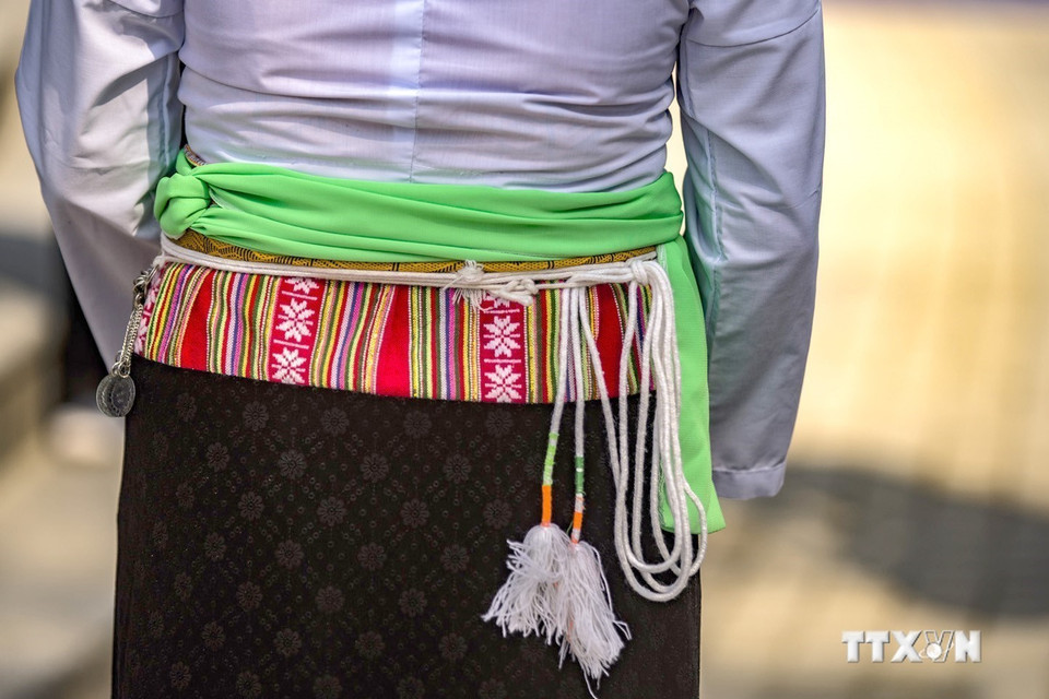 Los accesorios que combinan con los trajes comprenden joyas de plata, collares de cuentas, Tenh (una tela de lino atada en la cintura) y un conjunto de chatelaine de plata enganchado a un lado de la cadera. (Foto: VNA)