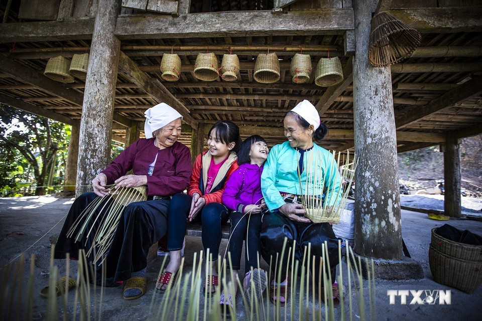 Las mujeres de la etnia Muong usan sus trajes tradicionales en la vida cotidiana. (Foto: VNA)