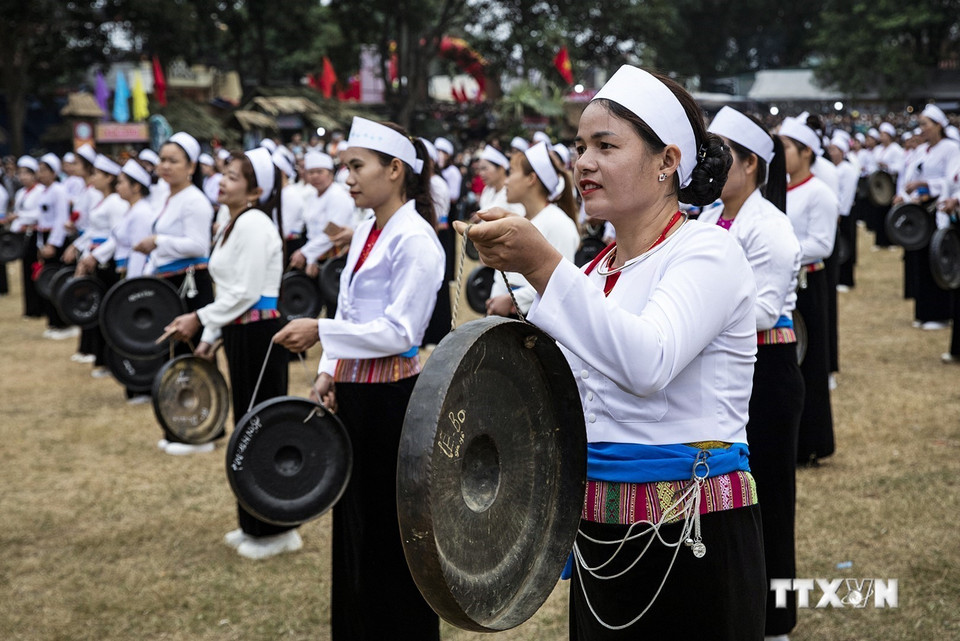 La camisa de las mujeres de Muong se extiende hasta la cintura. (Foto: VNA)