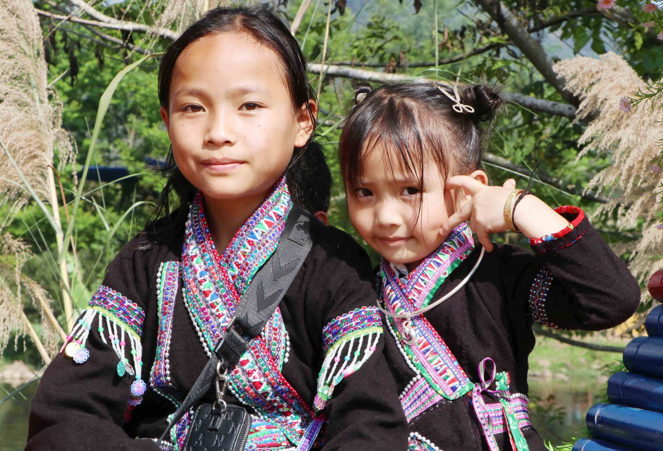 Desde pequeños, los adultos regalan a los niños trajes tradicionales. (Foto: VNA)