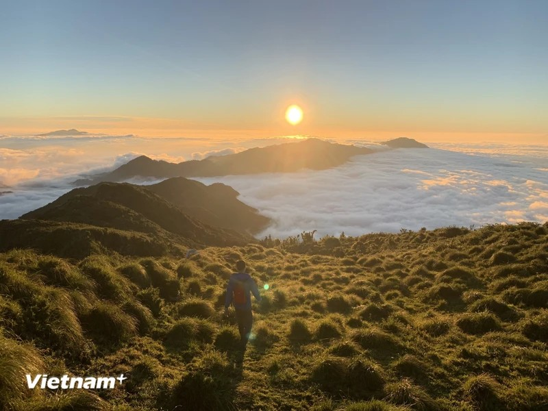 Más que un viaje para conquistar rutas desafiantes de senderismo, los turistas también contemplan los paisajes naturales locales, que son comparados a menudo como "paraísos en la tierra". (Foto: VNA)
