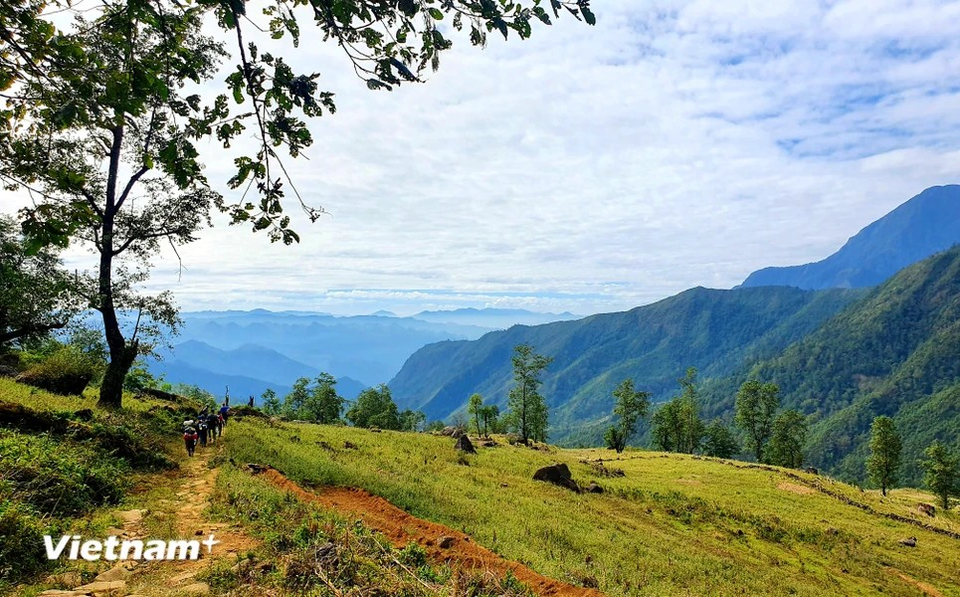 Cuando se menciona del noroeste, inmediatamente pensamos en majestuosas cadenas montañosas, colinas onduladas de niebla y pasos cubiertos de nubes que se mezclan para crear un paisaje encantador. (Foto: VNA)