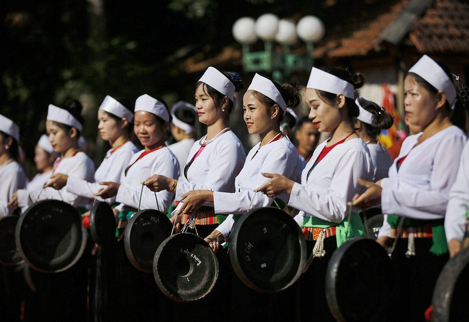 Las camisas, faldas y accesorios se usan a menudo durante los festivales, las celebraciones del Nuevo Año Lunar y, a veces, en las actividades cotidianas. (Foto: VNA)