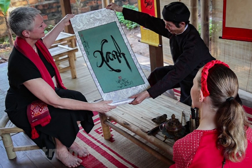 A través de la solicitud de la letra caligráfica “Verde”, la embajadora noruega en Hanoi, Hilde Solbakken, expresó la esperanza en el desarrollo de los nexos de cooperación entre Vietnam y Noruega en los campos de la economía verde y circular y la transformación energética (Fuente: Vietnam+)