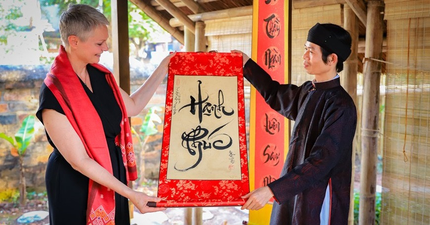 Además de la letra caligráfica “Verde”, la familia de la diplomática noruega pidió la palabra “felicidad” para este nuevo año (Fuente: Vietnam+)