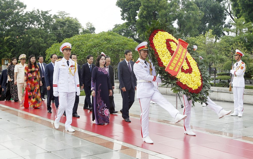 Máximos dirigentes de Vietnam rindieron tributo al Presidente Ho Chi Minh en el Mausoleo que lleva su nombre (Fuente:VNA)