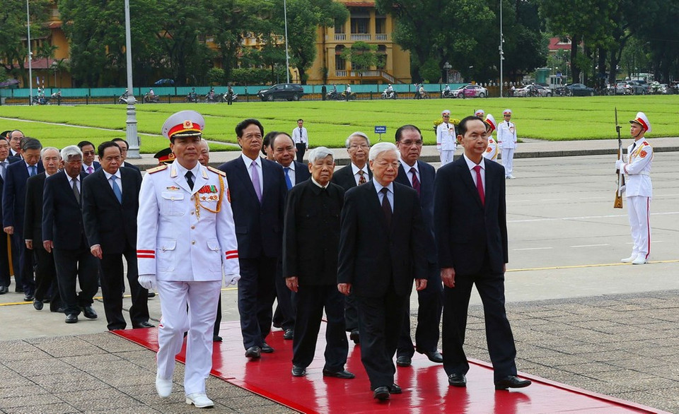 Máximos dirigentes de Vietnam rindieron tributo al Presidente Ho Chi Minh en el Mausoleo que lleva su nombre (Fuente:VNA)