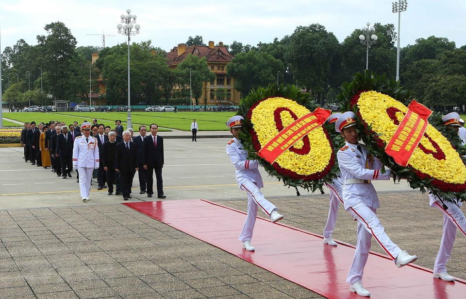 Máximos dirigentes de Vietnam rindieron tributo al Presidente Ho Chi Minh en el Mausoleo que lleva su nombre (Fuente:VNA)