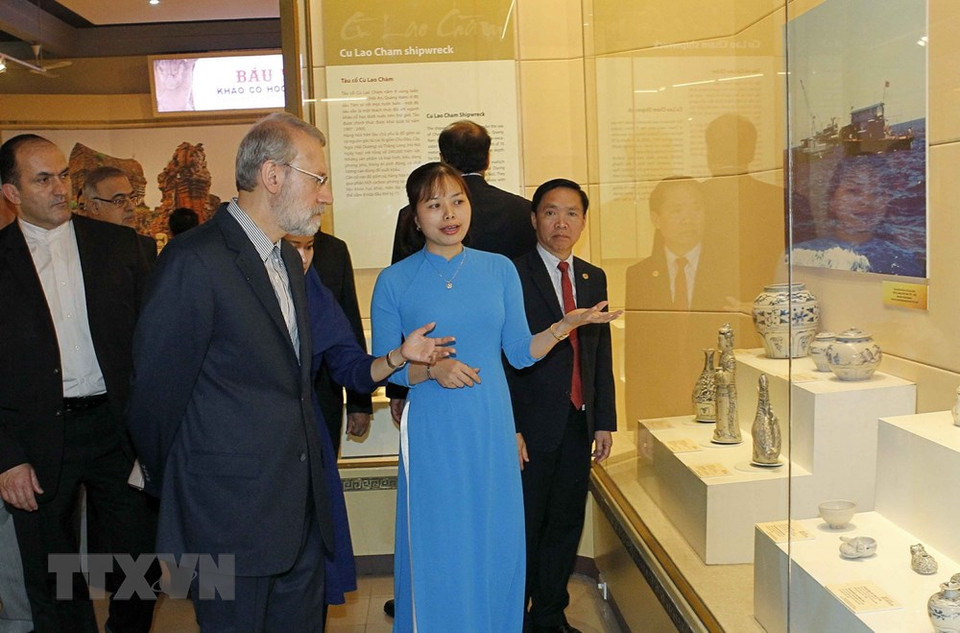 El presidente de la Asamblea Consultiva Islámica de Irán en el Museo Nacional de Historia (Fuente: VNA)