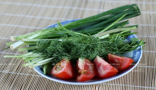 Cebolla, tomate y eneldo son ingredientes indispensables para la sopa de fideos con pescado.