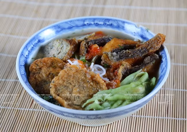 La sopa de fideos con pescado en Haiphong tiene un exquisito sabor proveniente tanto del campo como del mar.