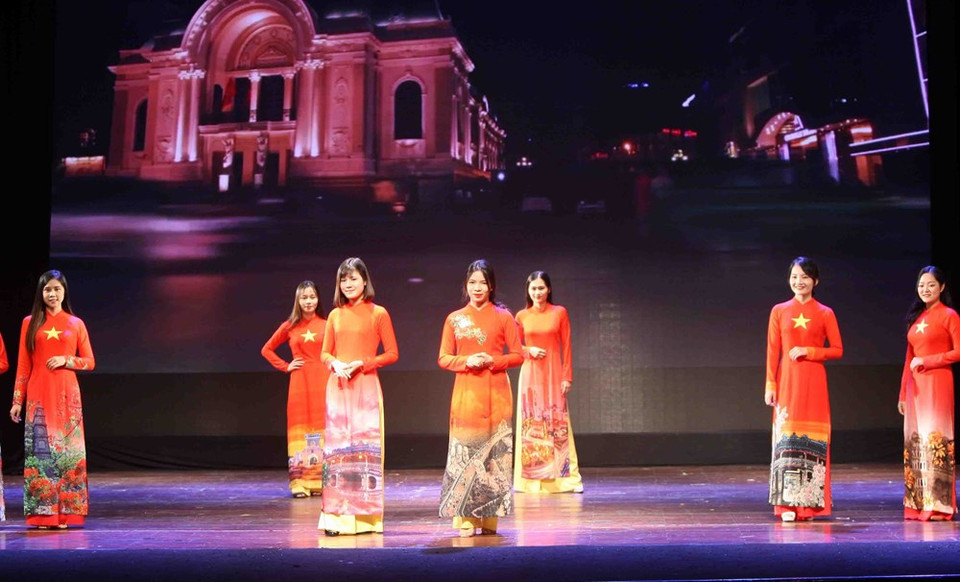 Desfile de Ao dai (traje tradicional de la mujer vietnamita) 