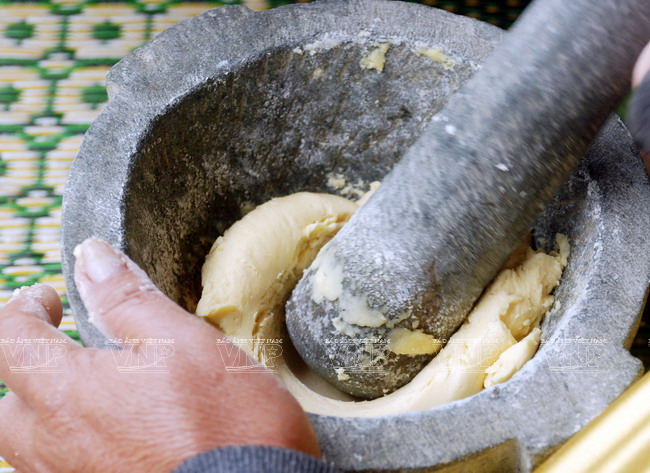 Para que el pastel de jengibre tenga sabor delicioso, hay que mezclar la harina de arroz glutinoso con huevos y un poco de vino, y machacar bien la mezcla.