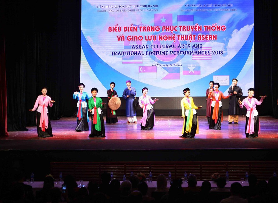 Actuación de artistas vietnamitas (Fuente: VNA)