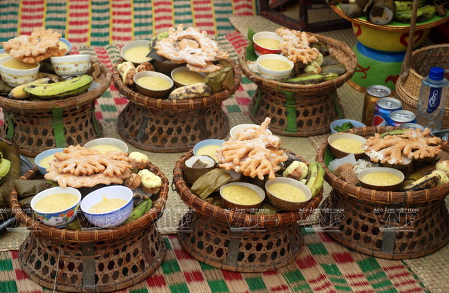 Los pasteles de jengibre siempre están presentes en las ofrendas religiosas de los Cham, lo cual representa una característica única en su cultura culinaria.
