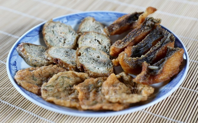 Los principales ingredientes se hacen de caballa y perca trepadora fritas después de ser bien limpiadas, deshuesadas y condimentadas.