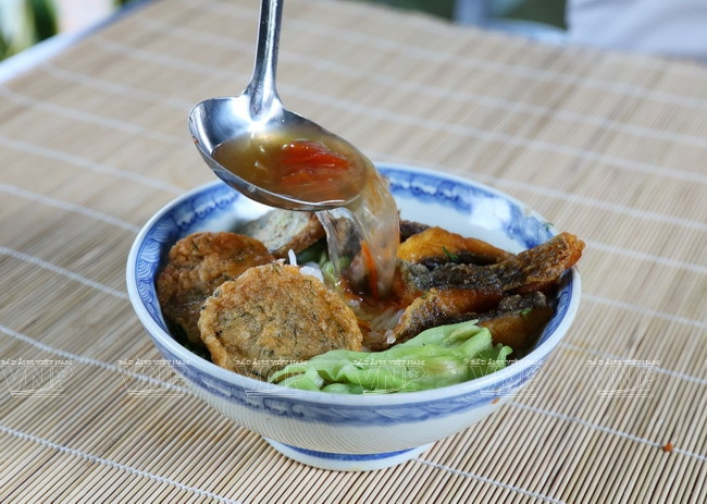 El caldo de base es elaborado a partir de los huesos de pescado, cuyo sabor es especialmente tenue.