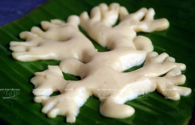 Mujer Cham moldeando los pasteles de jengibre.