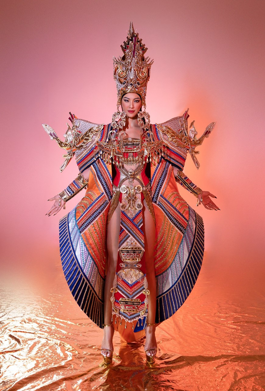 Diseñado en forma de un bote que transporta a seis personas empeñadas, el sombrero de casi 10 kilogramos refleja el deseo de la vida próspera y resulta la parte más costosa del traje (Foto: Vietnam+)