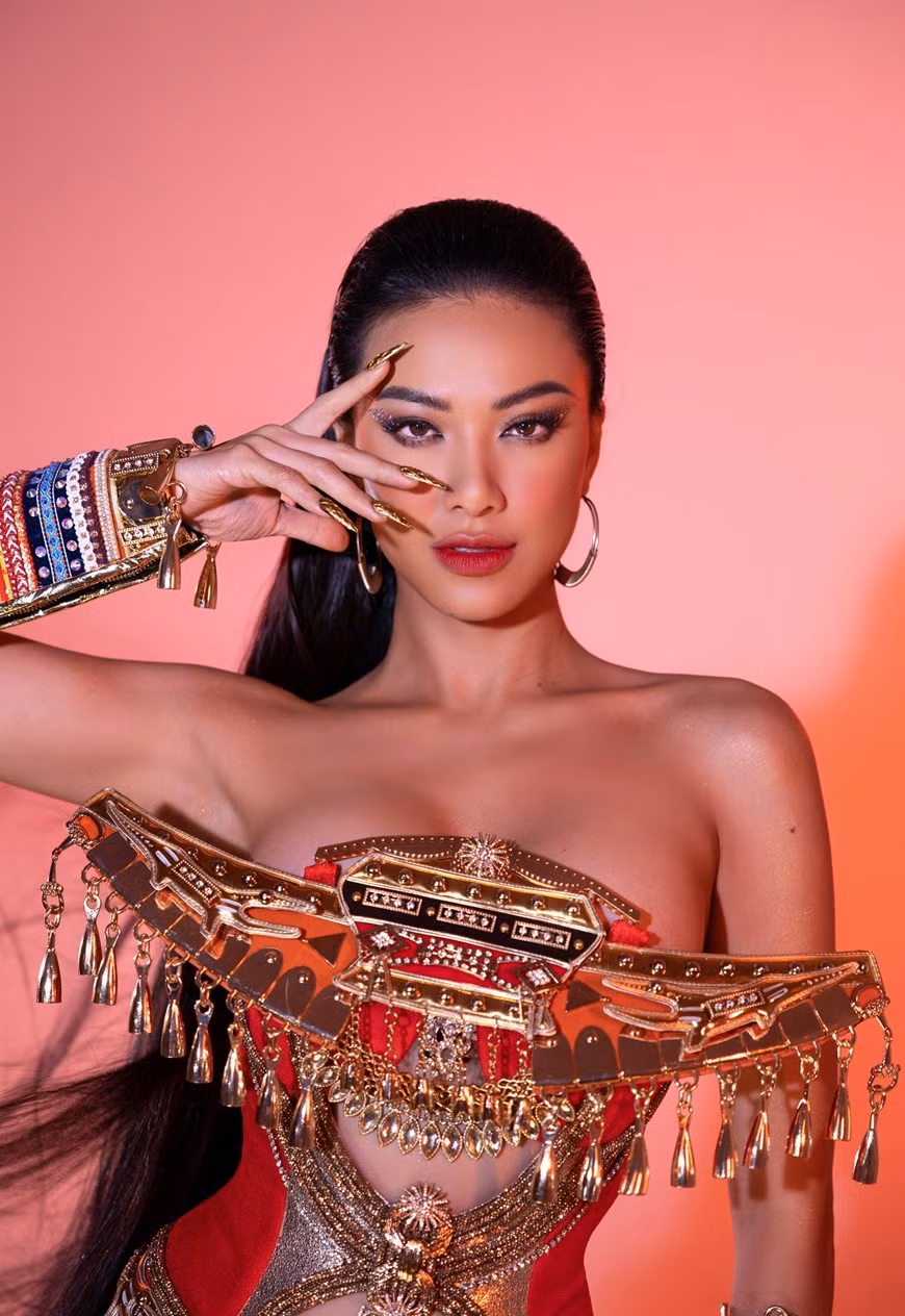 El traje llamado “Epopeya del mar” presenta una imagen cultural del pueblo vietnamita, que cuenta la historia de los ancestros que lucharon, construyeron y defendieron el territorio de la Patria (Foto: Vietnam+)