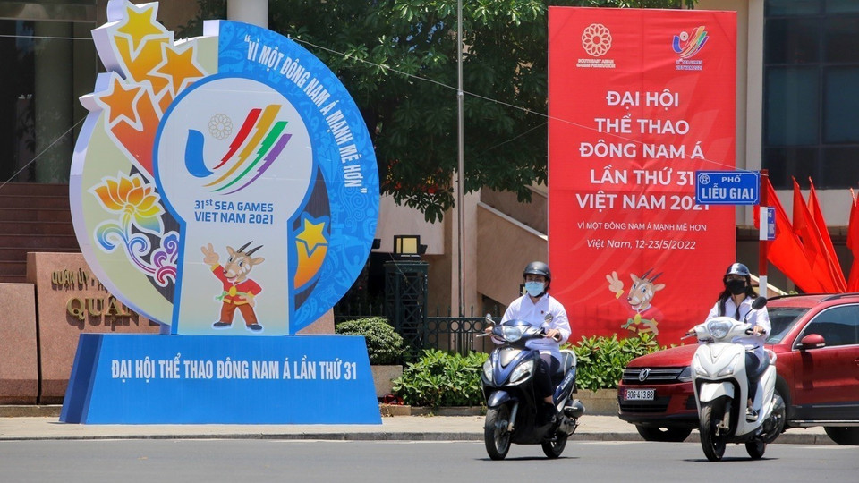 Intersección de Lieu Giai con anuncios publicitarios y carteles de propaganda para los SEA Games 31. (Fuente: VNA)