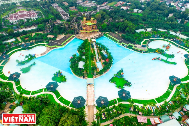 El mar de Dai Nam cubre un área total de 21,6 ha. Es el mar articular más ancho de Vietnam, con la capacidad de recibir 30.000 visitantes.