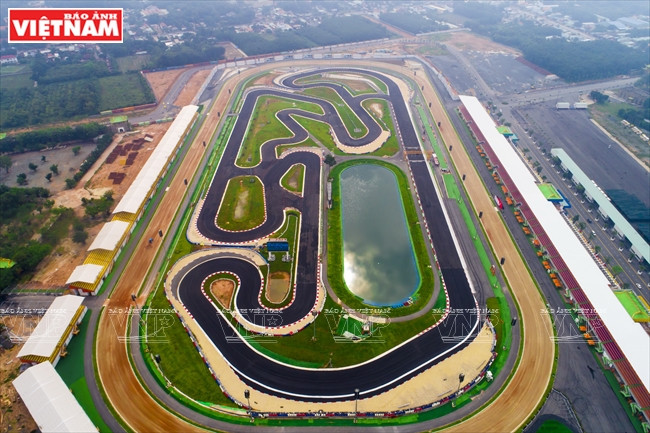 El hipódromo Dai Nam es el primer complejo deportivo de Vietnam que organiza carreras de caballos, perros, go-kart, actuaciones de Jet ski y Flyboard.