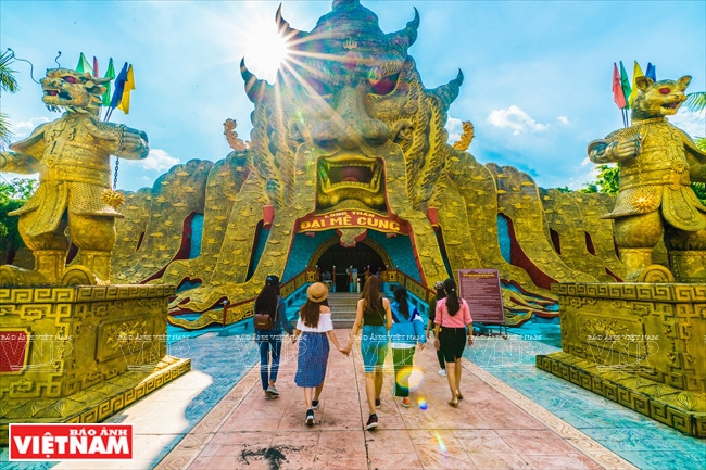 Entrada al Ngu Long Cung (Palacio Ngu Long) en el Complejo Turístico Dai Nam.