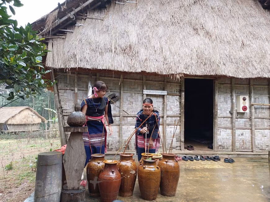  Los chicos y chicas de Ba Na, cuando llegan a la edad madura, son libres de elegir su compañero de vida. Según Dinh Moi, funcionario del Centro de Cultura de la Información del distrito de K'Bang de la provincia de Gia Lai, la gente de Ba Na no importa si es rica o pobre, solo necesita encontrar una esposa o un esposo honesto, trabajador y con buena salud. Siempre mantienen un matrimonio monógamo. La fecha elegida para la boda invariablemente coincide con la mitad del mes, un día de luna llena; pues, según la creencia del pueblo, se considera mejor para celebrar los grandes acontecimientos. La boda dura un día entero y deviene un gran festejo para el poblado. (Fuente: Vietnam+)