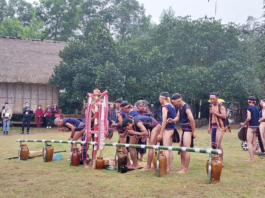 Un aspecto especial de cualquier ceremonia de boda del pueblo de Ba Na es que todos traerán velas y tratarán de evitar que se apaguen, como una forma de bendecir la unión, mientras los muchachos y muchachas de la aldea bailan juntos para bendecir a los recién casados. Seguidamente, la pareja no dormirá esa noche, se quedará despierta para mantener la vela encendida, ya que deviene un símbolo del amor eterno. Según la creencia antigua, quien se acueste primero será considerado desafortunado. Cuando el gallo cante por la mañana, pueden entonces dormir. Permanecer despiertos toda la noche también simboliza el acompañamiento hasta el final de la vida. (Fuente: Vietnam+)