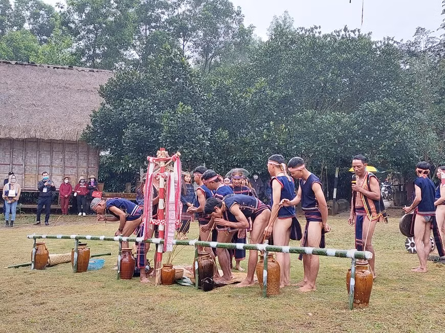 Un aspecto especial de cualquier ceremonia de boda del pueblo de Ba Na es que todos traerán velas y tratarán de evitar que se apaguen, como una forma de bendecir la unión, mientras los muchachos y muchachas de la aldea bailan juntos para bendecir a los recién casados. Seguidamente, la pareja no dormirá esa noche, se quedará despierta para mantener la vela encendida, ya que deviene un símbolo del amor eterno. Según la creencia antigua, quien se acueste primero será considerado desafortunado. Cuando el gallo cante por la mañana, pueden entonces dormir. Permanecer despiertos toda la noche también simboliza el acompañamiento hasta el final de la vida. (Fuente: Vietnam+)